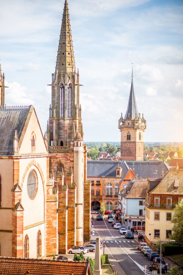 cityscape-view-on-the-old-cathedral-and-tower-in-obernai-village-during-the-sunny-day-in-alsace-region-france