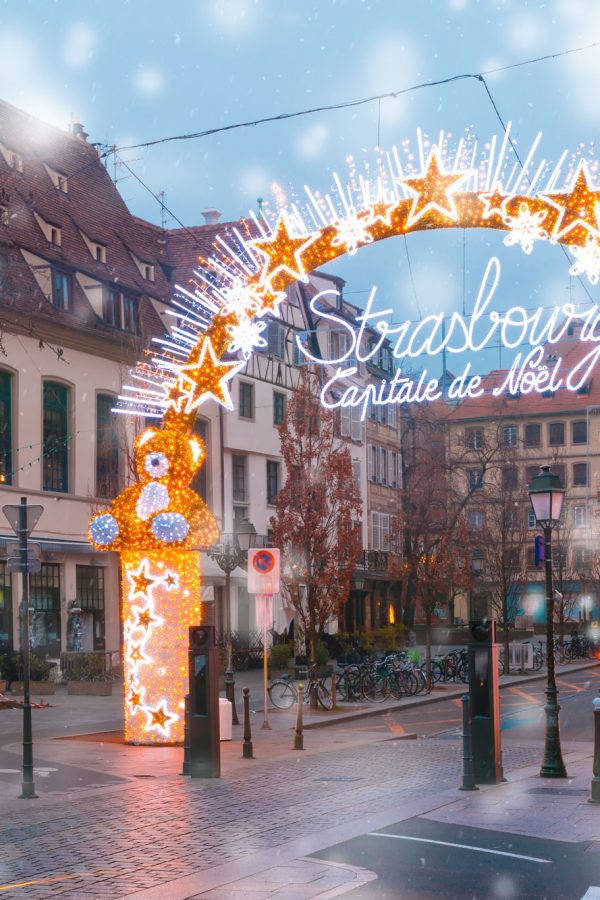 entrance-to-the-christmas-market-and-inscription-strasbourg-capital-of-christmas-decorated-and-illuminated-in-old-town-of-strasbourg-alsace-france