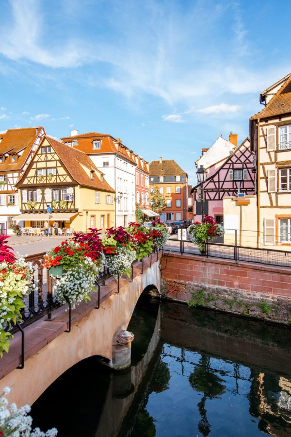 landscape-view-on-the-beautiful-colorful-buildings-on-the-water-channel-in-the-famous-tourist-town-colmar-in-alsace-region-france